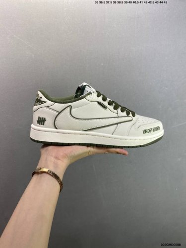 公司级Undefeared X Air Jordan 1 Low 绿色 此款主张打破传统的工业化流水线设计限制，以Made By Ideas的超级创意为理念，集
