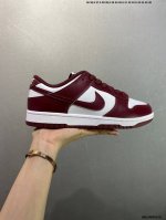 公司级Nike Dunk Low 红杉 此款以简约大方的造型设计，给人以随性休闲的时尚格调，穿着舒适轻便，运动灵活自如，满足日常个性穿搭。 货号: Dv0833