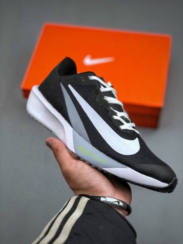 Nike Zoom Pegasus 马拉松系列网面透气缓震疾速跑鞋 Fv6040-001拥有 Zoom Air 一如既往的稳定感和流畅感 鞋面采用工程网眼设计