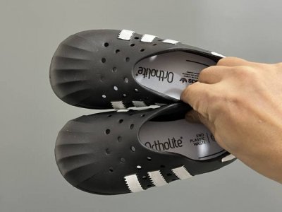 a家丑萌洞洞一脚蹬儿童凉鞋 Size：24-37码 丑萌丑萌的小可爱凉鞋 透气孔设计，舒适不闷脚 附赠一对鞋垫，方便清洗 一体成型工艺，全身无胶