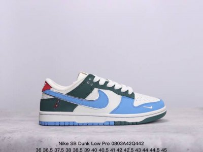 耐克 Nike Sb Dunk Low Pro 复古低帮休闲运动滑板板鞋。采用脚感柔软舒适zoomair气垫，有效吸收滑板等极限运动在落地时带来的冲击力，为街头