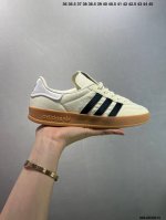阿迪达斯 Adidas Originals Gazelle Indoor复古三叶草防滑透明橡胶板鞋经典运动鞋。这款经典鞋,忠于原版设计,缀撞色三条纹和鞋跟饰片。