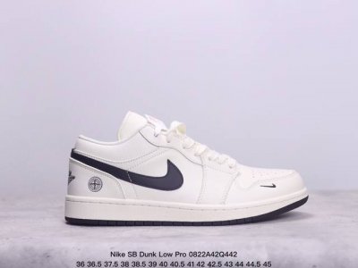 耐克 Nike Sb Dunk Low Pro 复古低帮休闲运动滑板板鞋。采用脚感柔软舒适zoomair气垫，有效吸收滑板等极限运动在落地时带来的冲击力，为街头