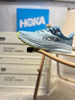 小红书推荐Hoka M Challenger Atr 7 全新配色 这个品牌来自于新西兰的毛利语，Hoka表示大地，One One表示飞越，连起来就是飞越地平线