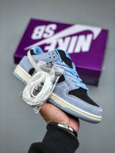 今日福利款 Nike Sb Dunk Low 蓝黑色低帮休闲板鞋 此款以简约大方的造型设计，给人以随性休闲的时尚格调，穿着舒适轻便，运动灵活自如，满足日常个性穿