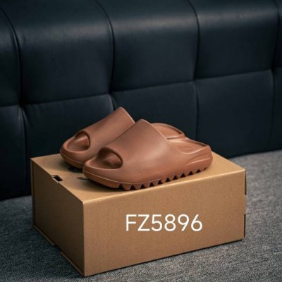 120 核心私 Adidas 阿迪Original Yeezy Slide 侃爷椰子拖鞋 原档案开模 采用进口高弹原料（区别普通发泡底）设计主打简约高街 延续了