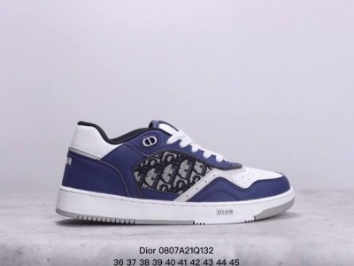 dior 迪奥网眼织物低帮运动休闲鞋 该款系列采用黑网色眼织物白和色科技料面精心制 作饰以反光“Cd30”图形标志 外格轻盈的刻雕效果橡胶鞋搭底配标志性点的缀提