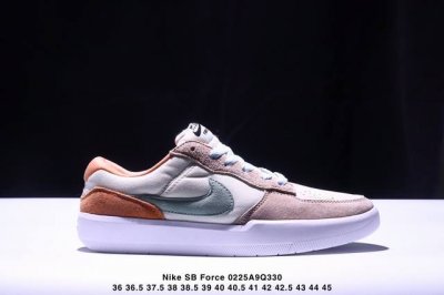 真标耐克Nike Sb Force 58低帮休闲板鞋 是一款将前沿创新带入街头的单品 它具有硫化杯底 具有出色的耐用性和灵活性 使用帆布和绒面革 在饰面上放置通