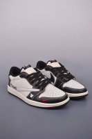 fragment X Travis Scott X Kaws air Jordan 1 Low 三方联名倒钩 全新的三方联名低帮倒钩鞋面延续了黑脚趾设计 整双鞋