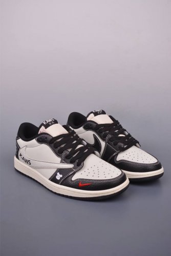 fragment X Travis Scott X Kaws air Jordan 1 Low 三方联名倒钩 全新的三方联名低帮倒钩鞋面延续了黑脚趾设计 整双鞋
