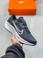 公司级Nike Quest 6极速6代网面透气 时尚休闲跑步鞋 简约高科技设计采用多层材料，为双足带来凉爽感受和稳固体验时尚鞋面搭配中足包覆设计，提供稳固贴合感