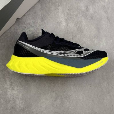 本地 核心私 公司级Saucony索康尼 Endorphin pro 4系列 低帮缓震跑步鞋 索康尼推出的跑鞋是一款外观激进但脚感舒适的跑鞋 采用了全新的中底设