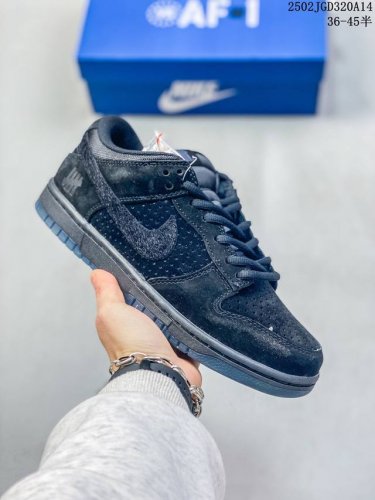 真标 耐克Nike Dunk Low 板鞋 Sb系列经典百搭休闲运动板鞋。加厚鞋舌的填充，使舒适性大大提升，同时也更方便穿脱中底部分则加入了脚感柔软舒适Zoom