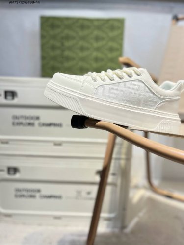 gucci 古驰顶级进口材料 极为亲肤舒适 摸上去非常的细腻 版型上很正 进口牛皮+真皮内里+几何构图案 奢华生动 图案透气不闷热 更为牢固耐穿 色彩更为鲜艳绚