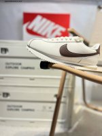 nike Classic Cortez 全新配色 经典阿甘休闲跑步鞋 纯粹而执着的精神，使得Cortez种在了一代人的心里，无论是否喜欢它复古的鞋型，一双Nik