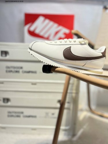 nike Classic Cortez 全新配色 经典阿甘休闲跑步鞋 纯粹而执着的精神，使得Cortez种在了一代人的心里，无论是否喜欢它复古的鞋型，一双Nik