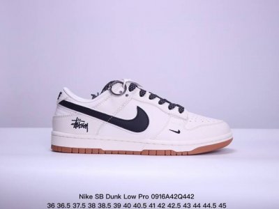 Nike Sb Dunk Low Pro 复古低帮休闲运动滑板板鞋。采用脚感柔软舒适zoomair气垫，有效吸收滑板等极限运动在落地时带来的冲击力，为街头运动者