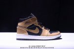 作为Air Jordan 1的元年配色之一，自1985年首次面世以来就有着超高的人气。 鞋身以优质皮革材质覆盖，并采用与元年相同的修长`85鞋型！标志性黑 红色
