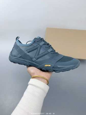 New Balance Mt10O休闲鞋是一款由New Balance与日本时尚品牌 Issey Miyake 携手打造的联名鞋款。Mt10O的设计灵感源自“感 - 点击图像关闭