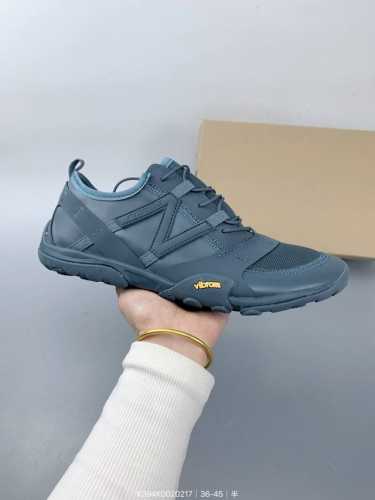 New Balance Mt10O休闲鞋是一款由New Balance与日本时尚品牌 Issey Miyake 携手打造的联名鞋款。Mt10O的设计灵感源自“感