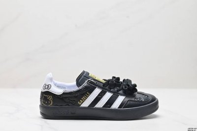 公司级adidas Originals Gazelle Indoor 阿迪达斯 低帮 草莓熊 这款经典鞋，忠于原版设计，鞋面整体以紫色麂皮呈现，侧边经典白色皮革