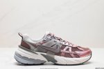 公司级耐克nike V2K Run跑步鞋复古风潮 网面透气运动鞋 灰银紧致的鞋面材质提供良好的包裹性鞋侧 Swoosh以及鞋头部分搭配增添不少亮点的镀铬细节鞋垫