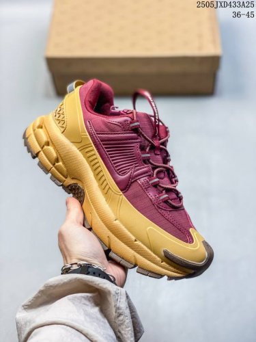 真标耐克Nike Zoom Vomero Roam 马拉松复古跑五代休闲运动慢跑鞋 采用环保纤维革饰片组合网眼布鞋面材质 升级正确后跟Tpu加固 耐弯折热塑框架