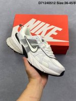 nike V2K Runtekk 充正版本减震防滑复古低帮跑步鞋材质上使用大面积网眼 皮革 Tpu 组成 支撑和透气性肯定不错 中底处由 Cushlon 泡绵打