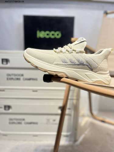 ecco爱步男鞋轻便透气舒适耐穿 亲肤吸汗舒适内里 防滑防磨 持久干爽 简约粗绳系带 穿脱更加方便 柔韧防滑大底 鞋底立体凹槽 凹凸花纹加持 增强防滑减震性能