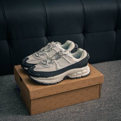 核心私 耐克Nike Zoom Vomero Roam 马拉松复古跑五代休闲运动慢跑鞋 采用环保纤维革饰片组合网眼布鞋面材质 升级正确后跟Tpu加固 耐弯折热塑