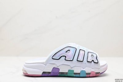 nike Air More Uptempo Slide皮蓬拖鞋 以流行于街头的涂鸦文化为设计灵感，整体的设计风格夸张而充满魅力，厚实而充满质感的皮质鞋面两侧印刻