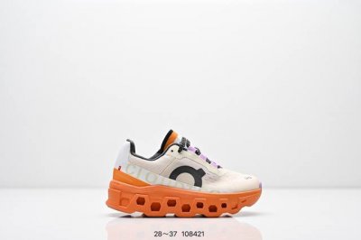 童鞋 On昂跑 全新综合体能训练运动鞋Cloud X 舒适乐趣跑，缓震、轻量 On昂跑 Cloudsurfer上演中底“变形计” ，打破传统格局缔造柔软脚感。
