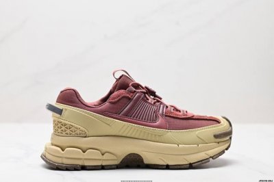 公司级耐克Nike Zoom Vomero Roam 马拉松复古跑五代休闲运动慢跑鞋 采用环保纤维革饰片组合网眼布鞋面材质 升级正确后跟Tpu加固 耐弯折热塑框