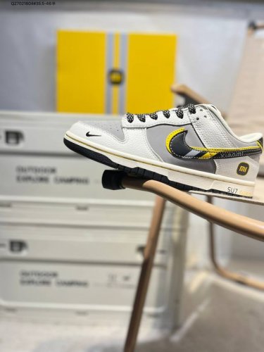 小米 X 耐克Nike Dunk Low 板鞋Sb系列经典百搭休闲运动板鞋加厚鞋舌的填充 使舒适性大大提升 同时也更方便穿脱中底部分则加入了脚感柔软舒适Zoom