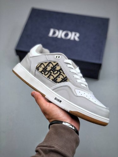 dior 迪奥 运动鞋网纱款新配色 秋季新品 重新诠释经典的网球鞋，时尚的廓形突显厚实感。采用全新的拉绒马海毛针织面料，突显柔软触感与富有层次感的流行色彩，彰显