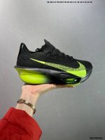 公司级新品发布 Nike Air Zoom Alphafly Next%整体采用前作的设计语言，并且对后者的细节进行升级，马拉松和长距离路跑的性能极限设计而生。