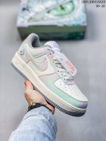 130 真标 Air Force 1“07低帮百搭休闲运动板鞋。柔软、弹性十足的缓震性能和出色的中底设计，横跨复古与现代的外型结合，造就出风靡全球三十多年的Fo