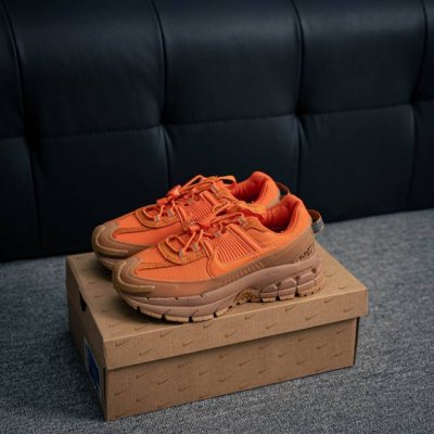核心私 耐克Nike Zoom Vomero Roam 马拉松复古跑五代休闲运动慢跑鞋 采用环保纤维革饰片组合网眼布鞋面材质 升级正确后跟Tpu加固 耐弯折热塑