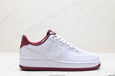 公司级耐克nike Air Force 1‘07 空军一号低帮百搭休闲运动板鞋。柔软、弹性十足的缓震性能和出色的中底设计，横跨复古与现代的外型结合，造就出风靡全