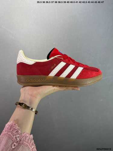 200 公司级Adlidas Originals Gazelle Indoor ”这款阿迪达斯运动鞋是 1979年 Gazelle Indoor 运动鞋的复兴，