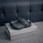 核心私 Balenciaga 巴黎世家五指拖鞋Sunday Mule 情侣款五趾系列巴黎世家的设计风格一直以来都是风格明显.暗黑.机车.夸张不走寻常路的 这双