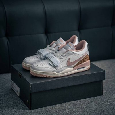 核心私 Nike Air Jordan Legacy 312 Low 乔丹 Aj 312 最强三合一混合版 有着交错结合的设计，它的名字就展现出它所包含的鞋款元