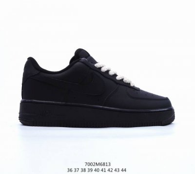 耐克nike Air Force 1 Low 空军一号低帮百搭休闲运动板鞋。柔软、弹性十足的缓震性能和出色的中底设计，横跨复古与现代的外型结合，造就出风靡全球三