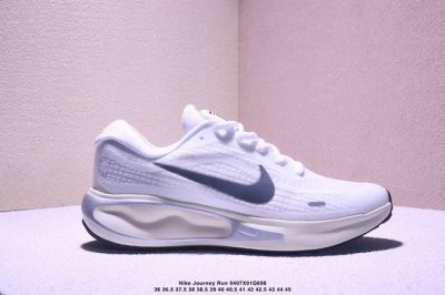 真标Nike Journey Run 跑步鞋 使用了新型的缓震材料 脚感偏韧 后跟有加厚的海绵填充 鞋子前掌和后掌做了加宽设计 增加了跑步时的稳定性 织物加网纱