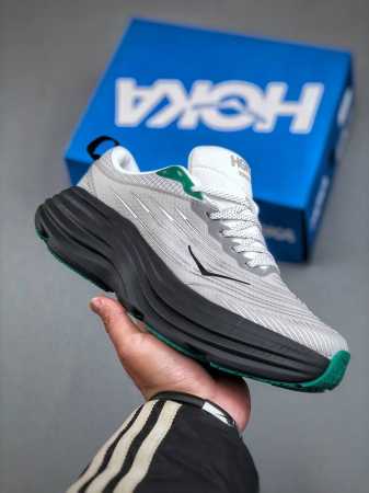 Hoka One One Bondi 8余文乐同款 机能缓震跑鞋 1150918 Hrm#美国新兴跑鞋品牌，鞋面部分采用工程网眼面料，可以确保必要的透气性能。而 - 点击图像关闭