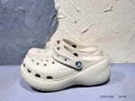 新品上市# 原装 Crocs 卡洛驰 涡轮 这双Crocs可能是所有Crocs里最有时尚感的一双，相较于普通版Crocs，增加了一个越野外底，凹凸不规则的山脉纹