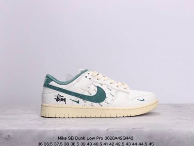 耐克nike Sb Dunk Low Pro 复古低帮 真标 休闲运动滑板板鞋。采用脚感柔软舒适zoomair气垫，有效吸收滑板等极限运动在落地时带来的冲击力，