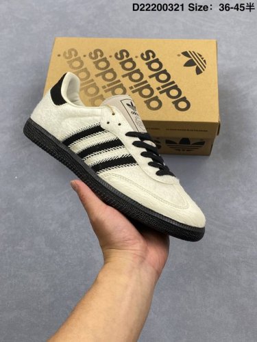 140 adidas Samba Og 桑巴舞街头系列德训运动板鞋 采用固色翻毛皮组合牛剖革鞋面材质 外置正确3层组合围条加厚烟胶橡胶大底 货号：Jp6940