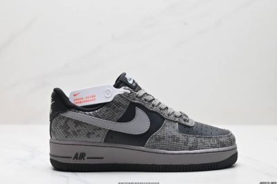 公司级耐克nike Air Force 1‘07 空军一号低帮百搭休闲运动板鞋。柔软、弹性十足的缓震性能和出色的中底设计，横跨复古与现代的外型结合，造就出风靡全