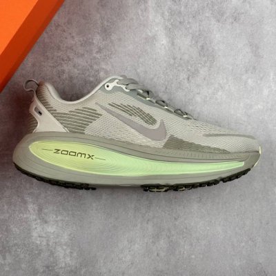 本地 核心私 公司级Nike Vomero 18 耐克 舒适减震防滑 低帮跑步鞋 全掌Reactx泡绵中底 前掌和后跟还配备了Air Zoom气垫单元 据说跑起